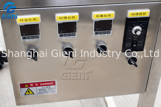 La mano versa la macchina di versamento del balsamo di labbro della compressa, macchina fabbricante del rossetto