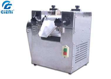 Un buon prezzo. Laboratory Type Cosmetic Filling Machine Lipstick Three Roll Mill Rotate Speed Adjustable in linea
